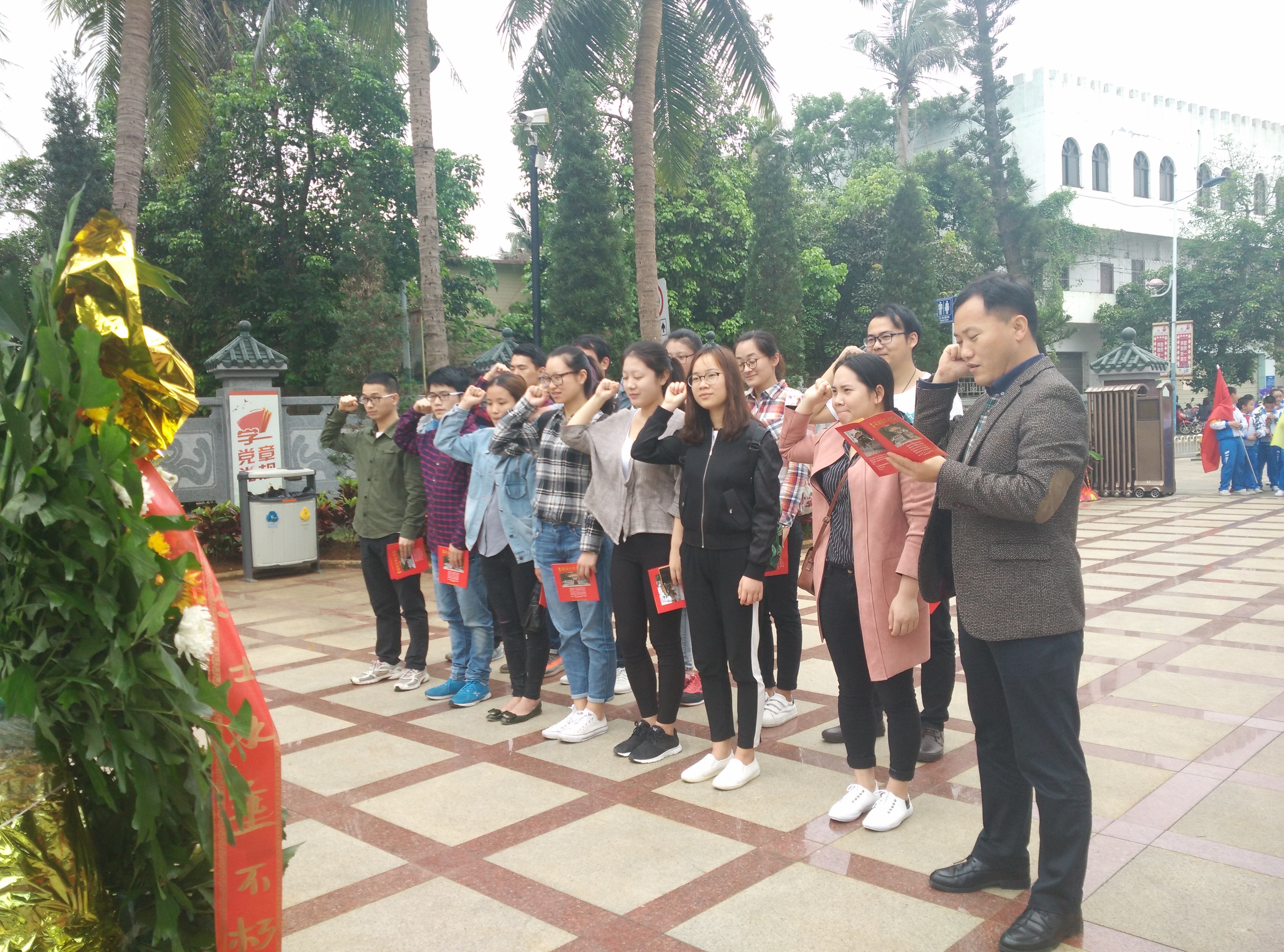 青年之声“缅怀革命先烈,弘扬烈士遗志”—学生党员清明节烈士纪念亭扫墓活动