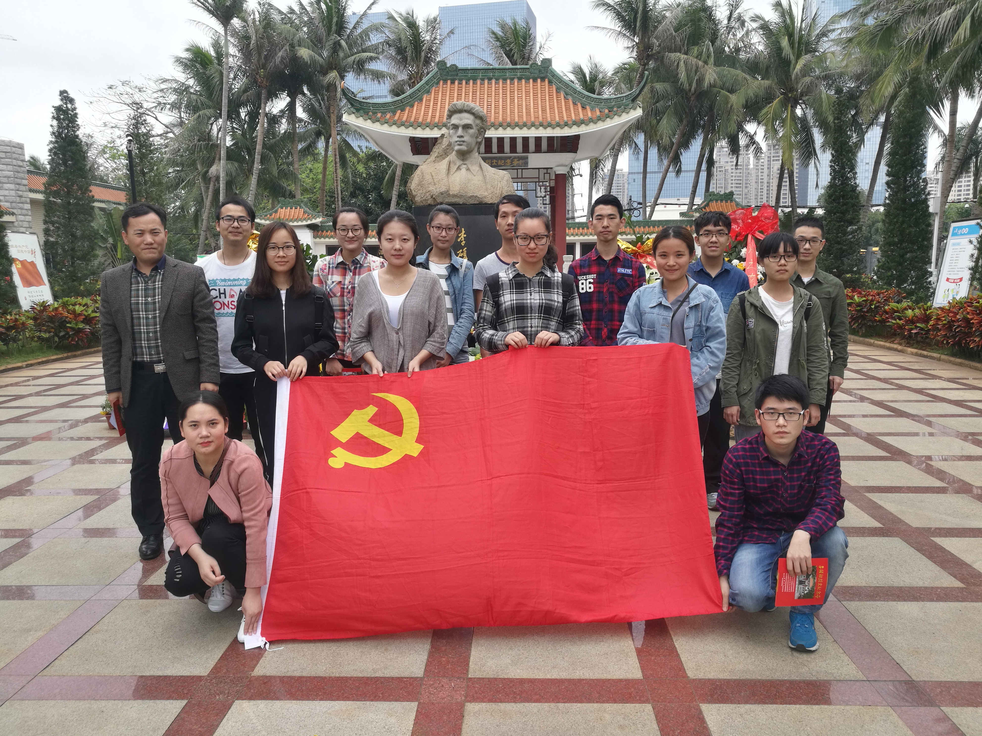 青年之声“缅怀革命先烈,弘扬烈士遗志”—学生党员清明节烈士纪念亭扫墓活动